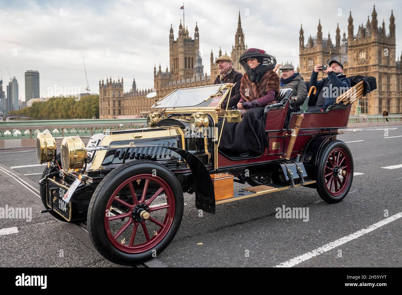 London, Großbritannien. 7. November 2021. Teilnehmer an Oldtimern überqueren die Westminster Bridge während des London to Brighton Veteran Car Run. Mehr als 320 Oldtimer aus der Zeit vor 1905 nehmen am 125. Jahrestag der historischen Emancipation Run Teil, bei der die Übergabe der Lokomotiven auf dem Highway Act gefeiert wurde und die Geschwindigkeitsbegrenzung von 4 auf 14 km/h erhöht wurde. Verzicht auf die Notwendigkeit, dass Fahrzeuge von einem Mann mit roter Warnflagge vorausgehen, der Jahrhunderte des Pferdeverkehrs effektiv beendet und Autofahrern die Freiheit der Straße gibt. Kredit: Stephen Chung / Alamy Live Nachrichten Stockfoto