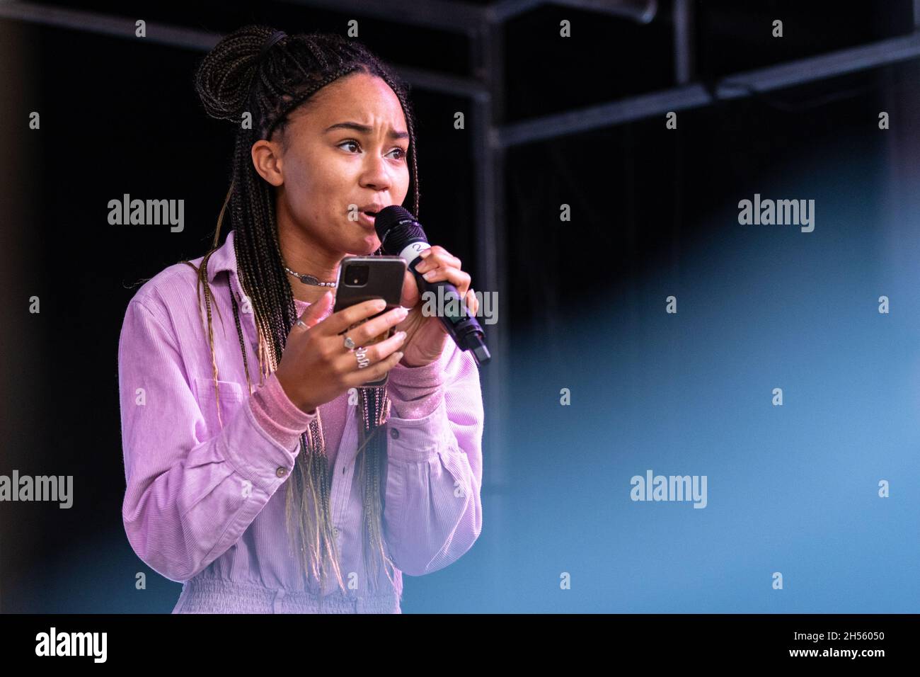 Die junge Aktivistin Mikaela Loach sprach Ende Freitag vor der Menge auf dem George Square in Glasgow für den kommenden jugendmarsch während der COP26 in Glasgow, Schottland Stockfoto