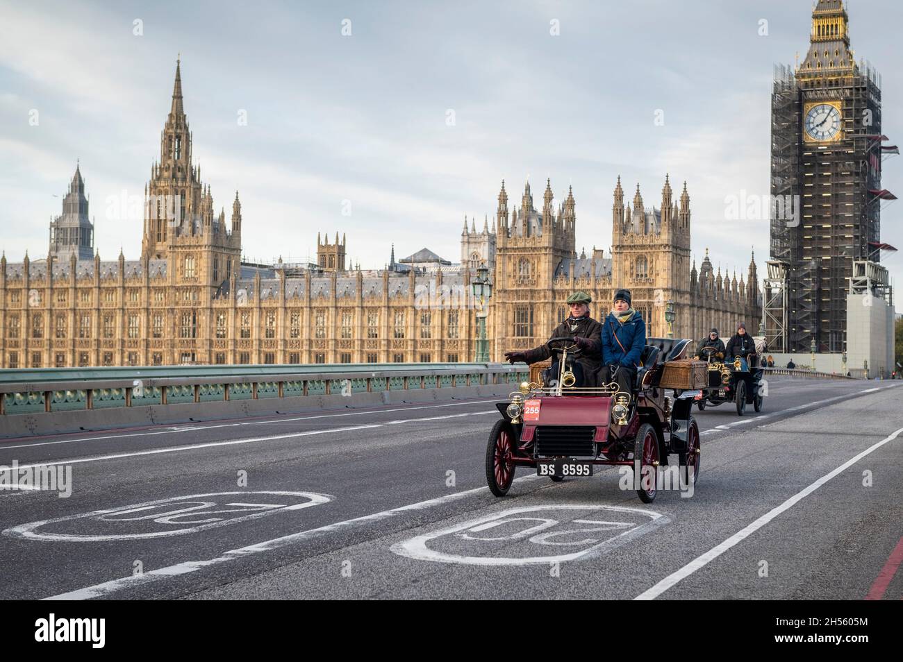 London, Großbritannien. 7. November 2021. Teilnehmer an Oldtimern überqueren die Westminster Bridge während des London to Brighton Veteran Car Run. Mehr als 320 Oldtimer aus der Zeit vor 1905 nehmen am 125. Jahrestag der historischen Emancipation Run Teil, bei der die Übergabe der Lokomotiven auf dem Highway Act gefeiert wurde und die Geschwindigkeitsbegrenzung von 4 auf 14 km/h erhöht wurde. Verzicht auf die Notwendigkeit, dass Fahrzeuge von einem Mann mit roter Warnflagge vorausgehen, der Jahrhunderte des Pferdeverkehrs effektiv beendet und Autofahrern die Freiheit der Straße gibt. Kredit: Stephen Chung / Alamy Live Nachrichten Stockfoto