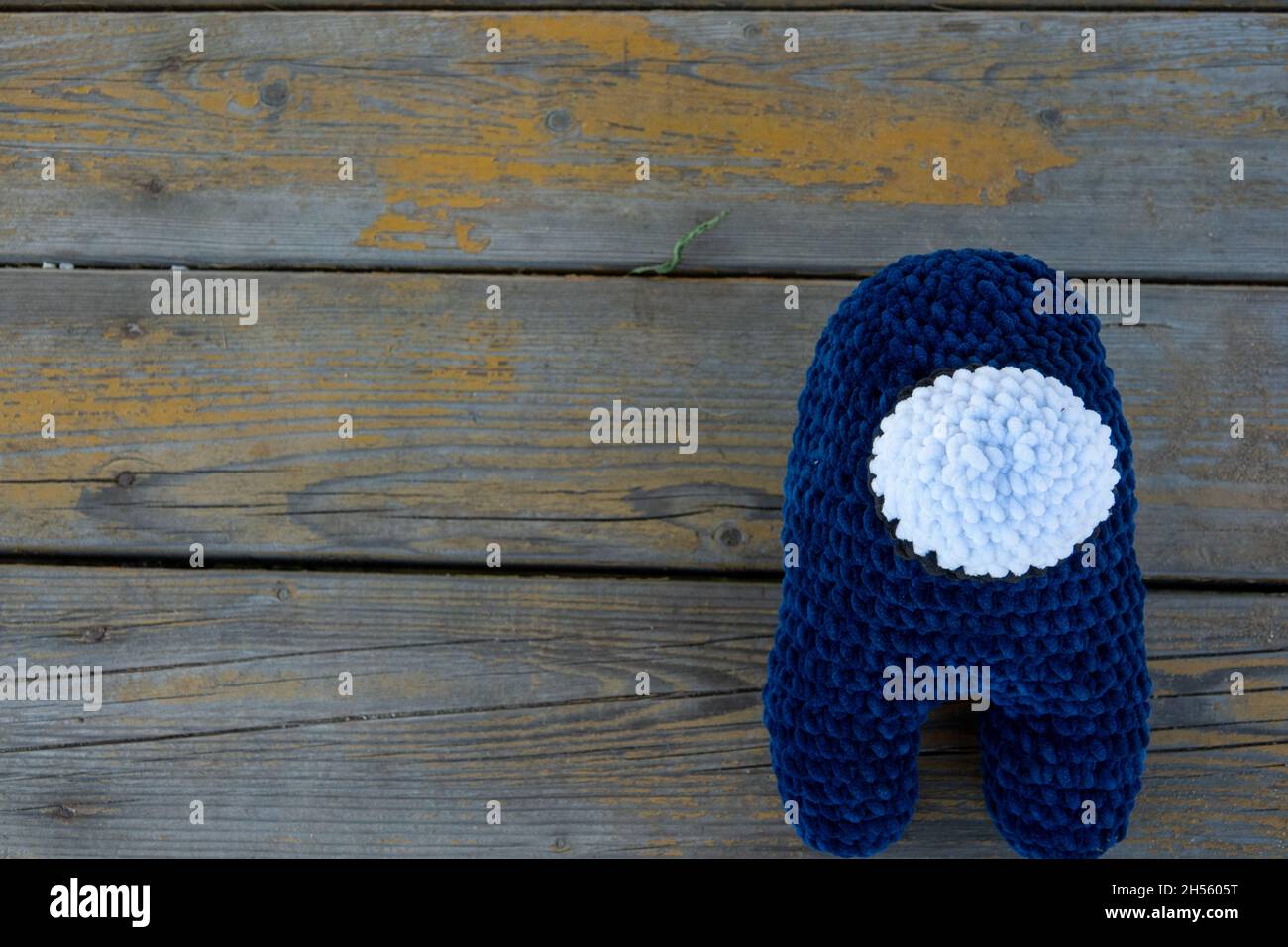 Plüsch Häkelspielzeug amigurumi unter uns Stockfoto