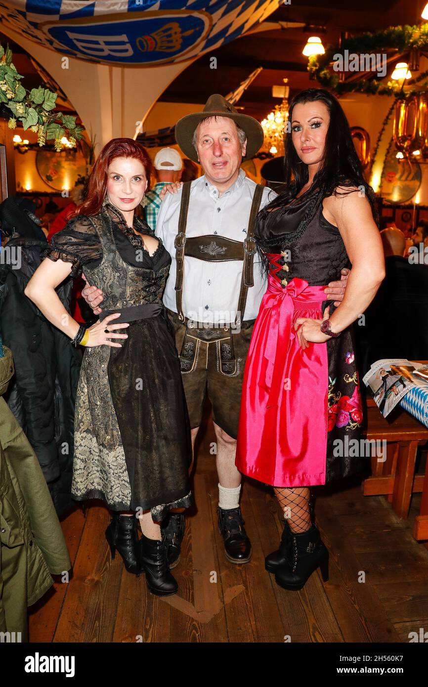 Berlin, Deutschland. November 2021. Julia Exclusiv (l-r), Schäfer Heinrich und Bettie Ballhaus