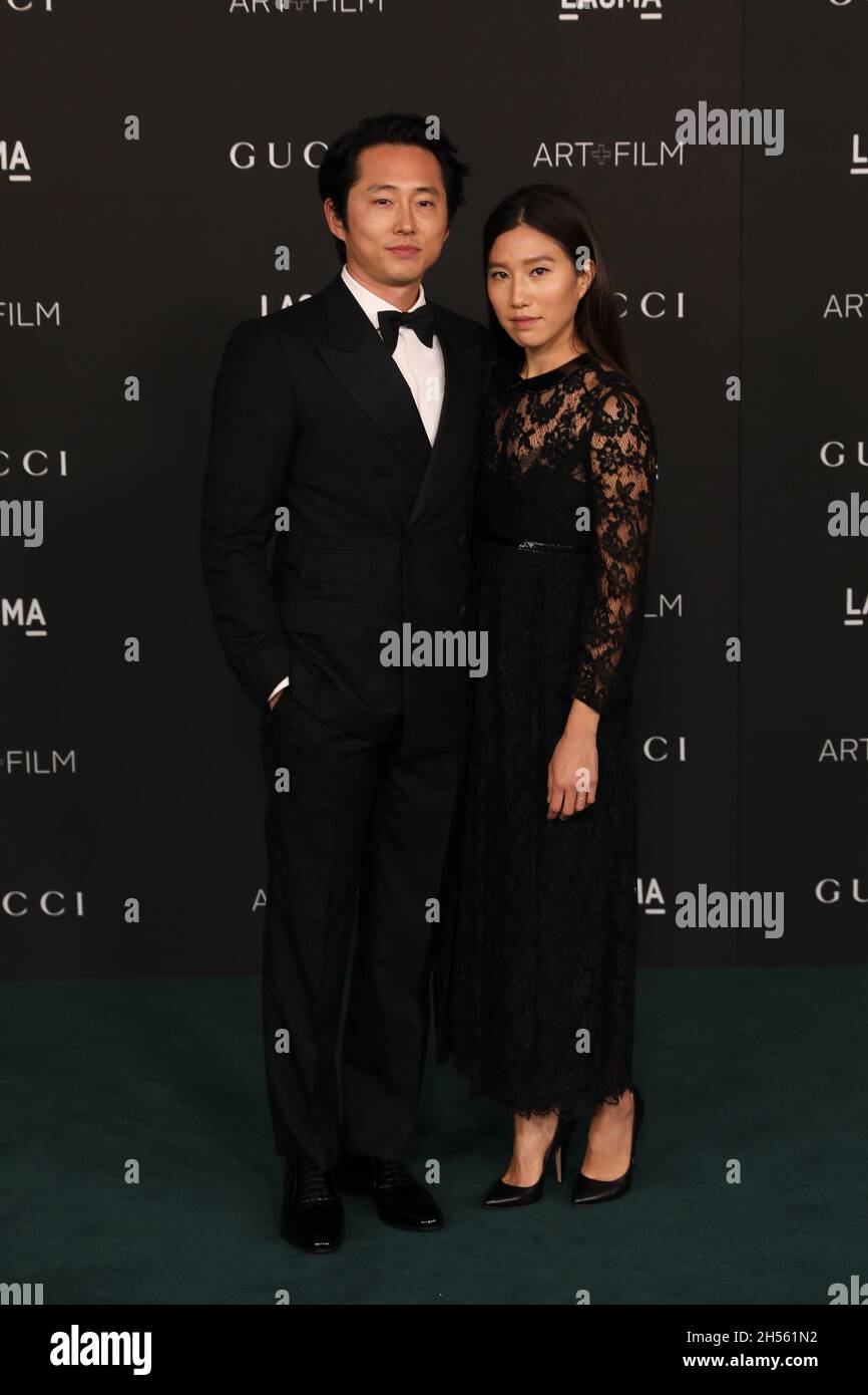 Steven Yeun und Joana Pak kommen zur LACMA Art + Film Gala 2021, die am Samstag, den 6. November 2021, im LACMA in Los Angeles, CA, stattfindet. (Foto von Conor Duffy/Sipa USA) Stockfoto