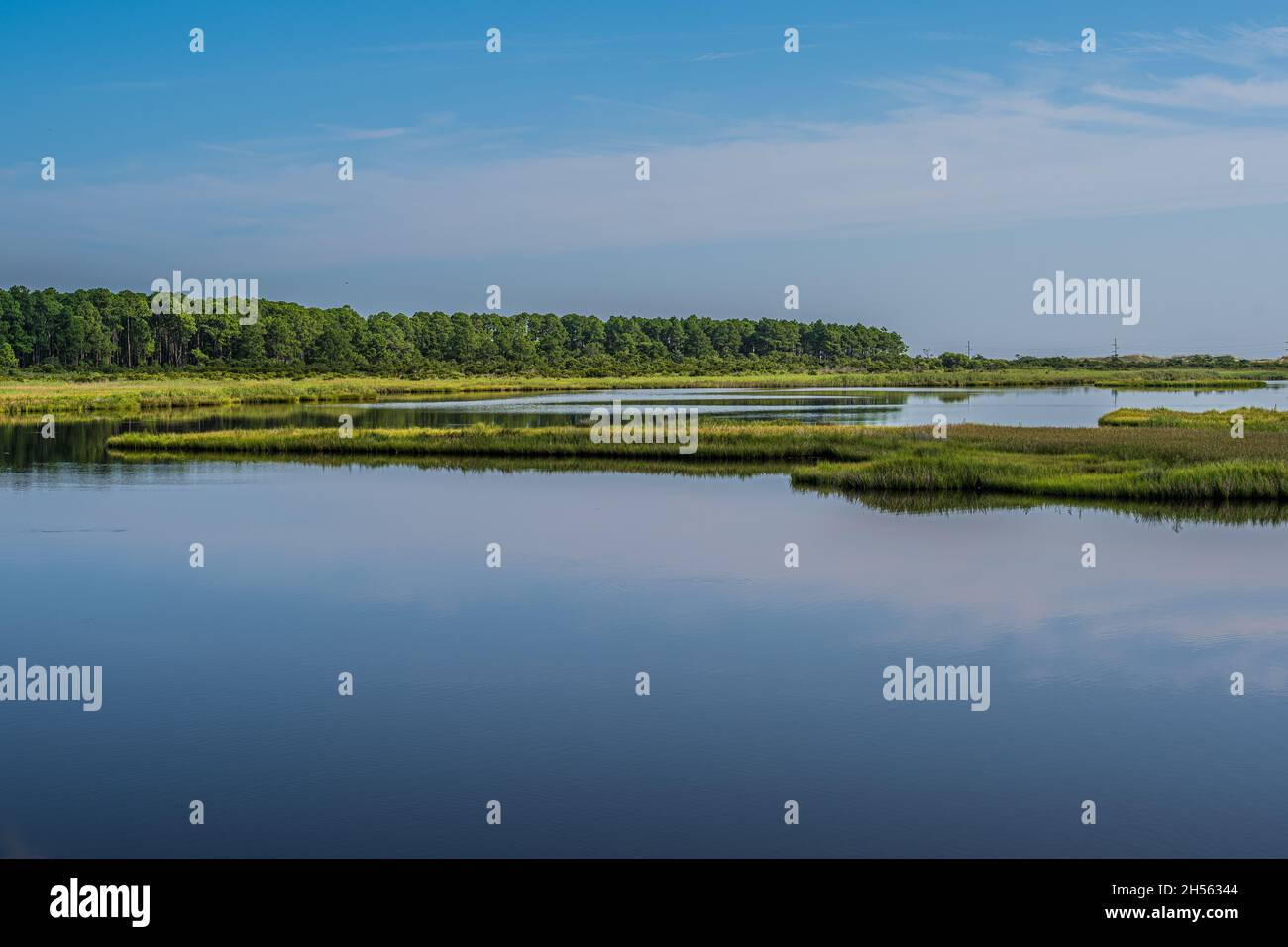 Ein Foto mit Blick auf den Oregon Inlet in den Outer Banks von North Carolina. Stockfoto