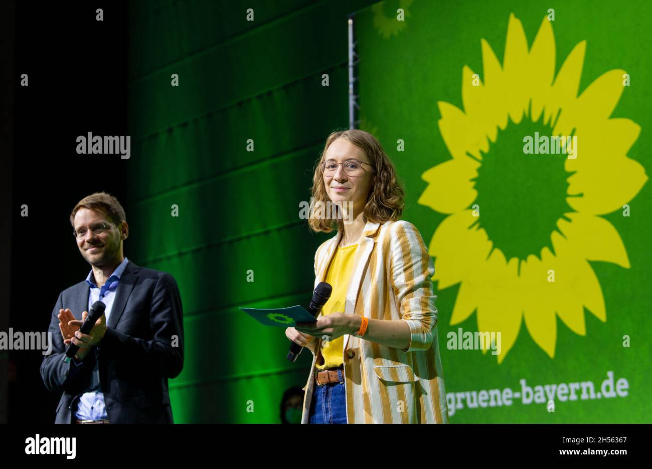 Augsburg, Deutschland. November 2021. Die Grünen-Landesvorsitzenden Eva Lettenbauer und Thomas von Sarnowski sind gemeinsam auf der Landtagskonferenz der Bayerischen Grünen im Messezentrum auf der Bühne. Quelle: Stefan Puchner/dpa/Alamy Live News Stockfoto