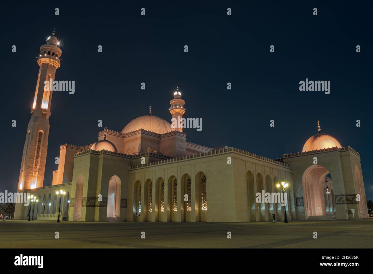 Große Moschee in der Nacht. Manama, Bahrain Stockfoto
