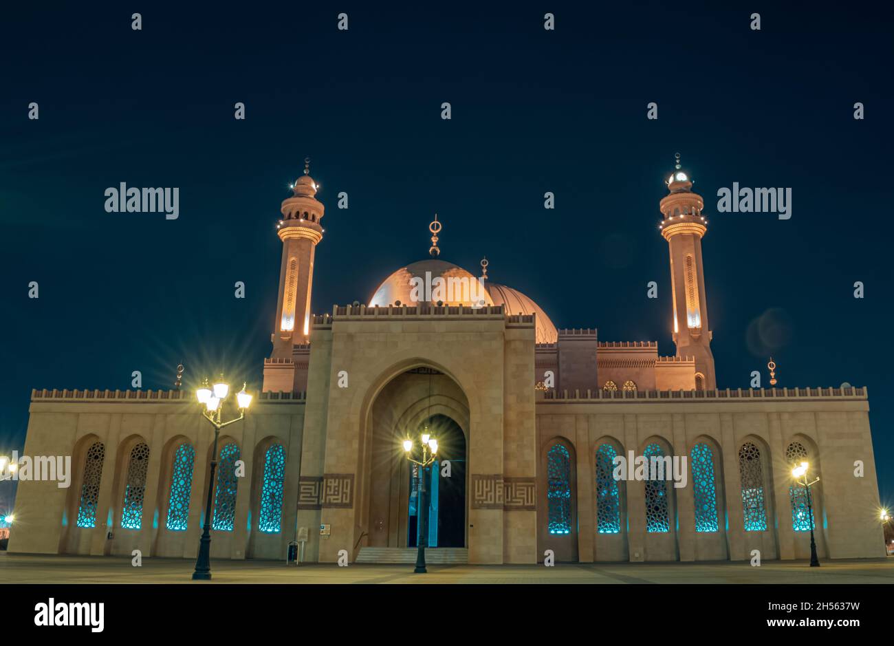 Große Moschee in der Nacht. Manama, Bahrain Stockfoto