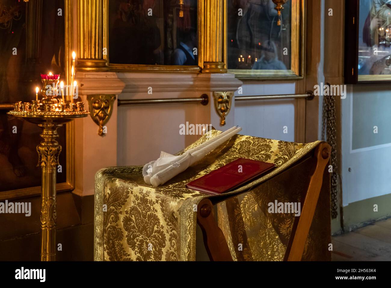 Das hölzerne christliche Kreuz steht im Wasser. Christentums-Symbol. Glaube Hoffnung Liebe Stockfoto