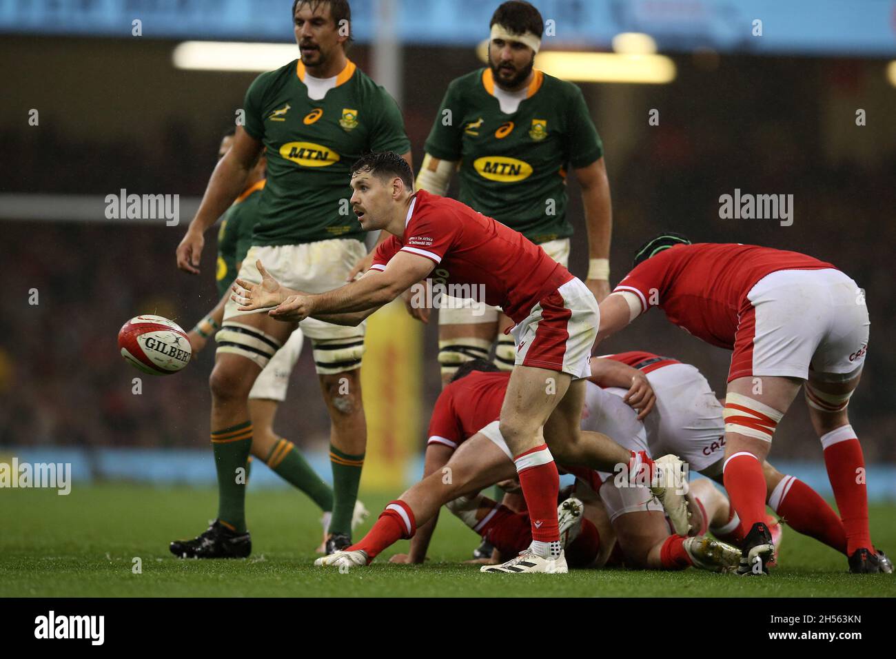 Tomos Williams aus Wales in Aktion. Rugby Herbst Nationen Serie Spiel, Wales gegen Südafrika im Fürstentum Stadion in Cardiff am Samstag, 6. November 2021. Bild von Andrew Orchard/Andrew Orchard Sport Fotografie Stockfoto