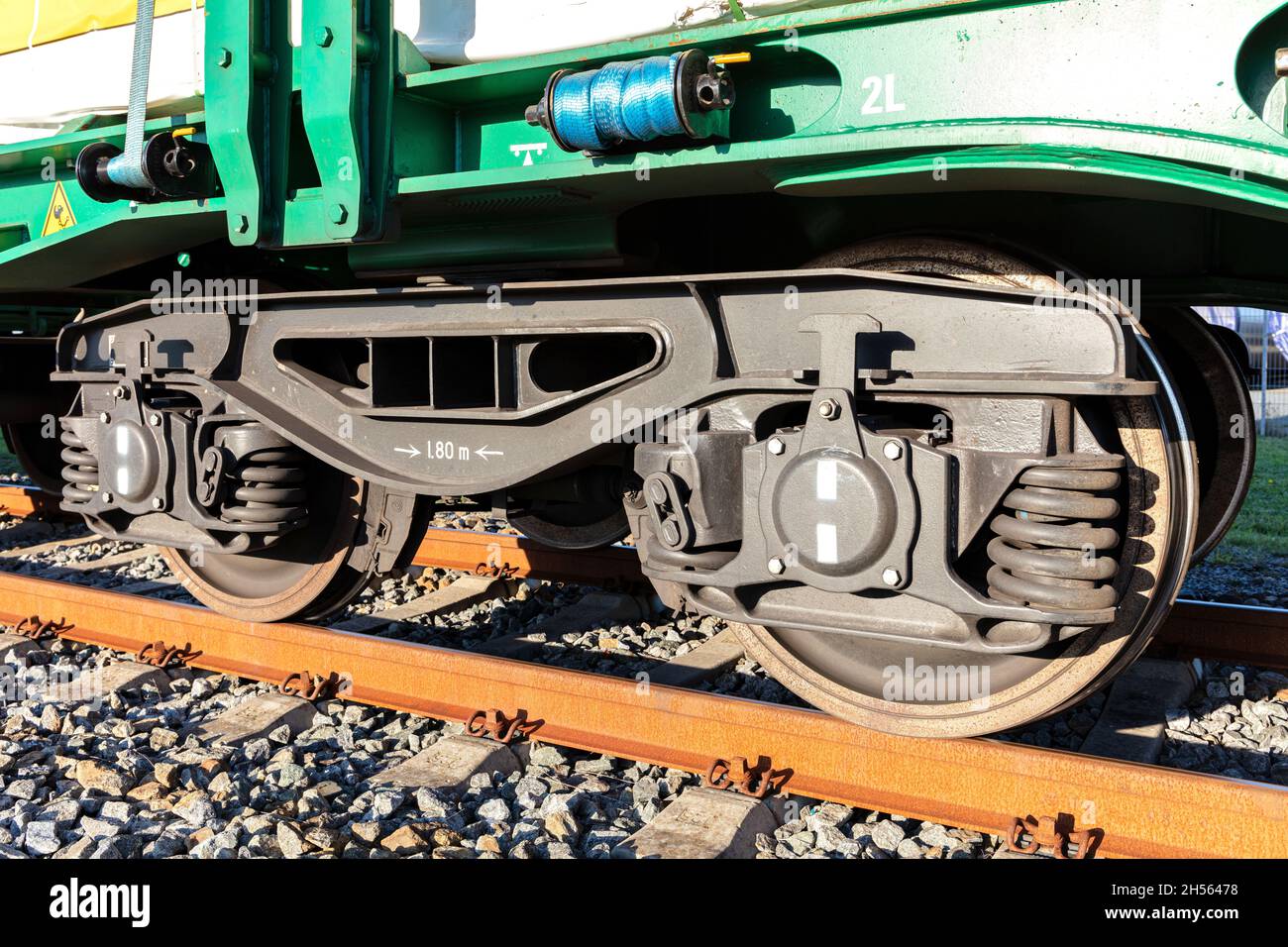 Das Fahrgeck eines Güterwagens auf der Eisenbahnstrecke Stockfoto