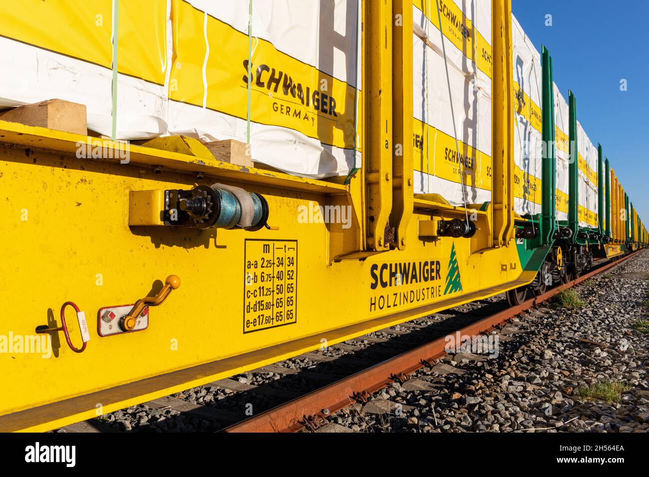 Güterwagen der Schwaiger Holzindustrie beladen mit Schnittholz Stockfoto