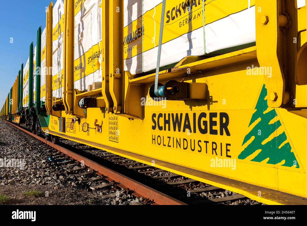 Güterwagen der Schwaiger Holzindustrie beladen mit Schnittholz Stockfoto