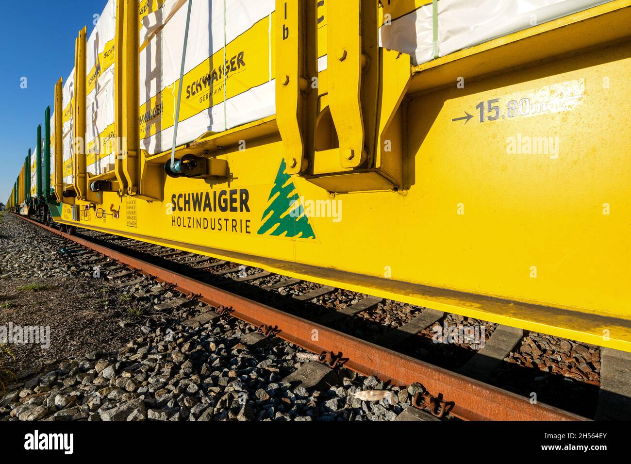 Güterwagen der Schwaiger Holzindustrie beladen mit Schnittholz Stockfoto