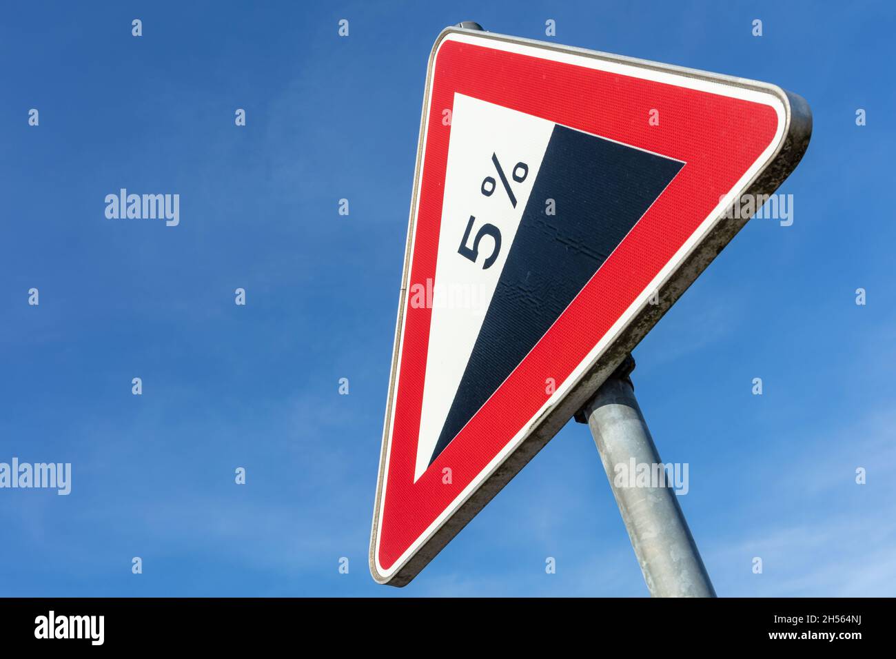 Deutsches Straßenschild: Steiler Grad/aufwärts 5% Stockfoto