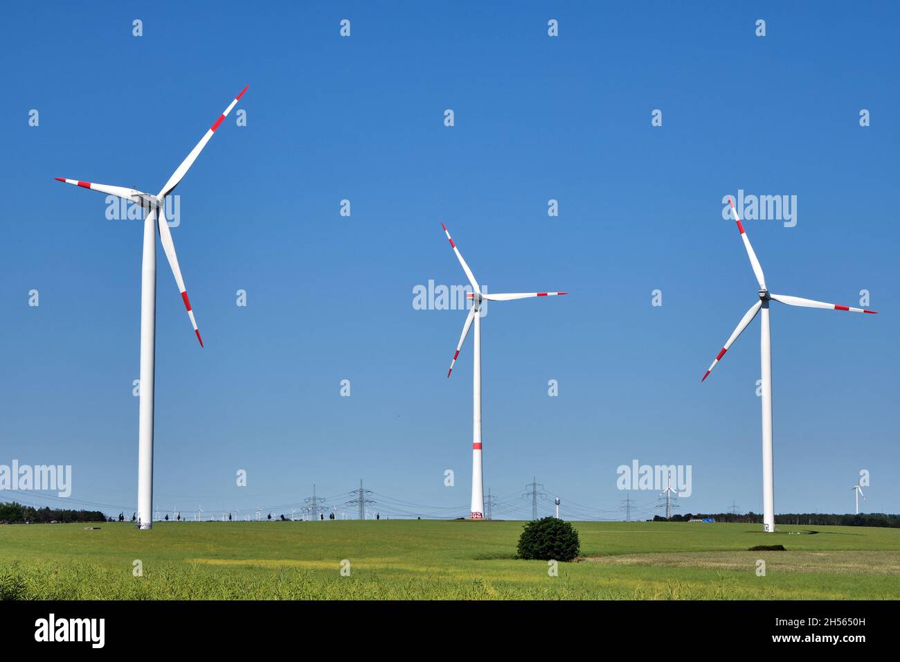 Moderne Windenergieanlagen in Deutschland Stockfoto