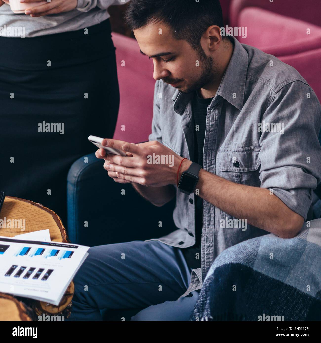 Nahaufnahme eines Mannes mit mobilen Smartphone. Stockfoto