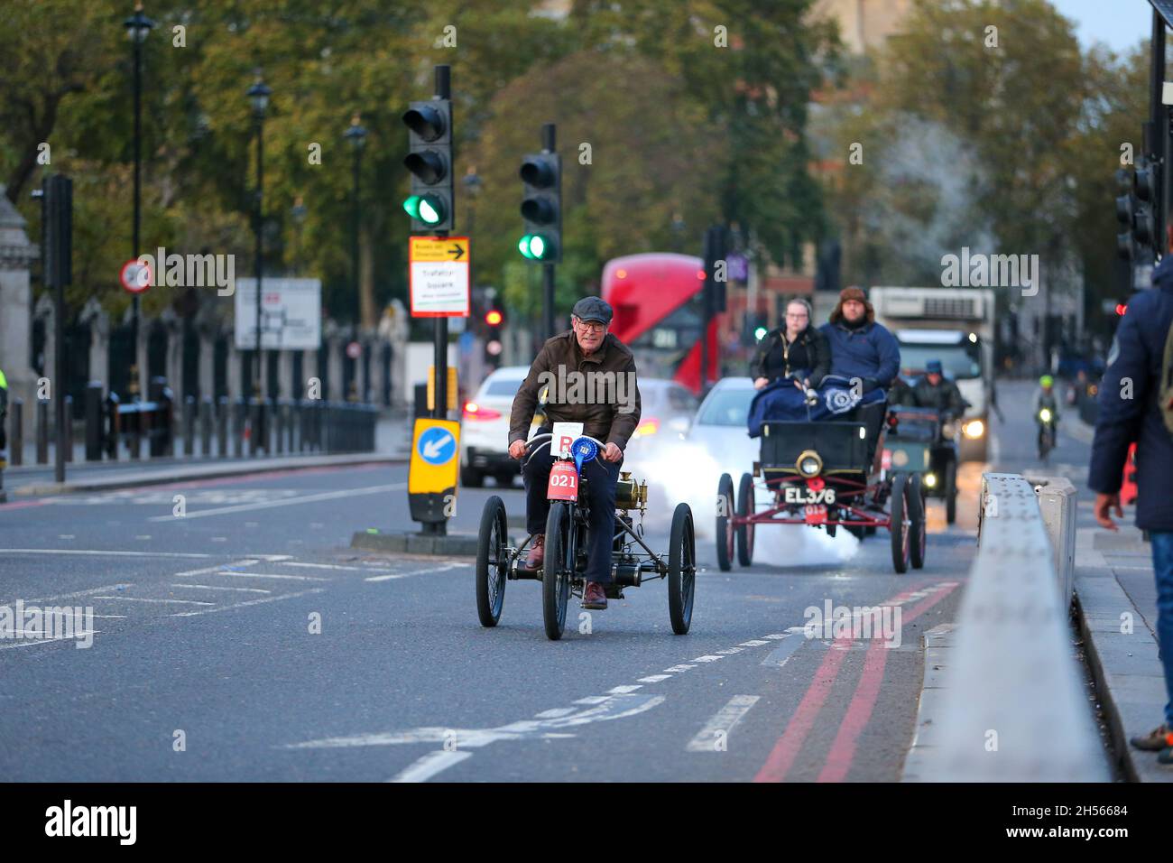 London, Großbritannien. November 2021. RM Sothebys von London nach Brighton Car Rally, 125. Jahrestag: 1900 Phebus (021) Crossing Westminster Bridge Credit: Action Plus Sports/Alamy Live News Stockfoto