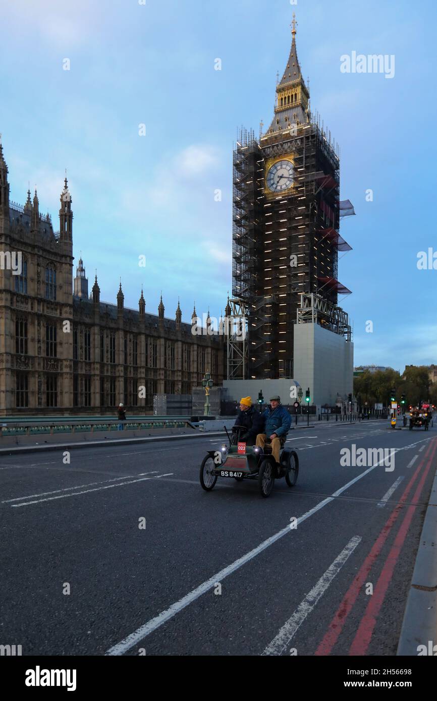 London, Großbritannien. November 2021. RM Sothebys von London nach Brighton Car Rally, 125. Jahrestag: 1900 Clement (023) Crossing Westminster Bridge Credit: Action Plus Sports/Alamy Live News Stockfoto