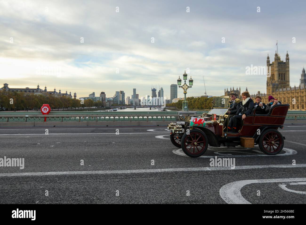 London, Großbritannien. November 2021. RM Sothebys von London nach Brighton Car Rally, 125. Jahrestag: 1904 Darracq (277) Crossing Westminster Bridge Credit: Action Plus Sports/Alamy Live News Stockfoto