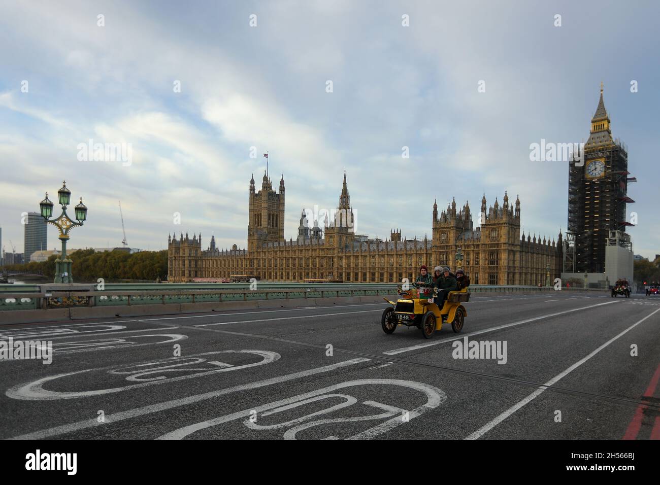 6. November 2021; London, England; RM Sothebys von London nach Brighton Car Rally, 125. Jahrestag: 1904 Alldays (217) Crossing Westminster Bridge Stockfoto