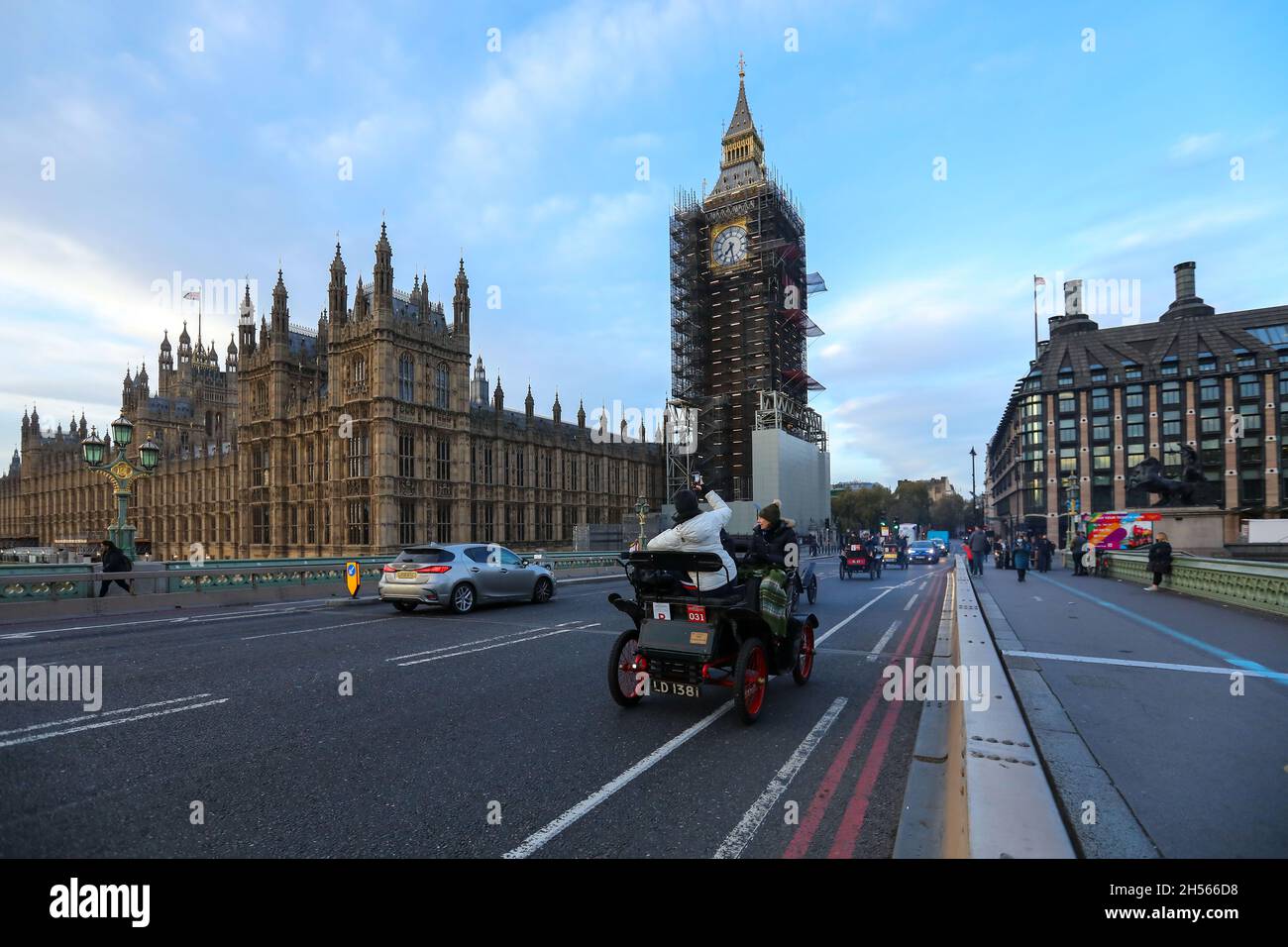 London, Großbritannien. November 2021. RM Sothebys von London nach Brighton Car Rally, 125. Jahrestag: 1900 De Dion Bouton (031) Crossing Westminster Bridge Credit: Action Plus Sports/Alamy Live News Stockfoto