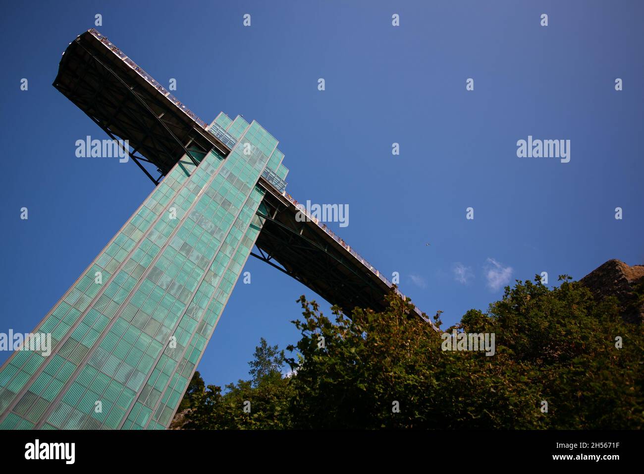 Niagara Falls Prospect Point Observation Tower gegen blauen Himmel atemberaubende Aussicht von unten im Sommer an sonnigen Tagen, wunderschöne Aussicht Stockfoto