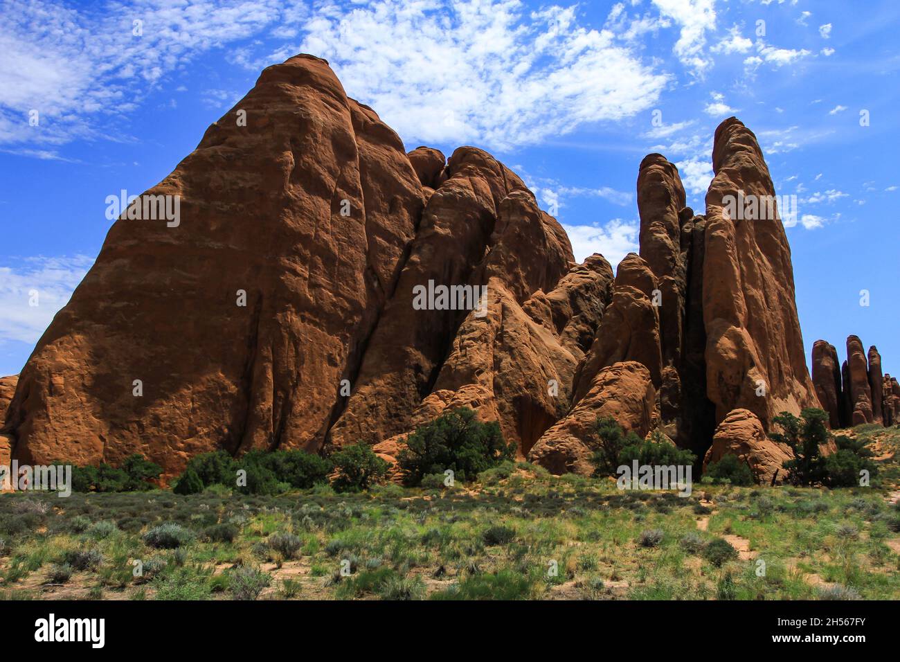 Arches National Park erstaunliche Sandsteinformationen an sonnigen Sommertag | schöne Landschaft mit Sandstein in ungewöhnlichen vertikalen Formen geformt Stockfoto