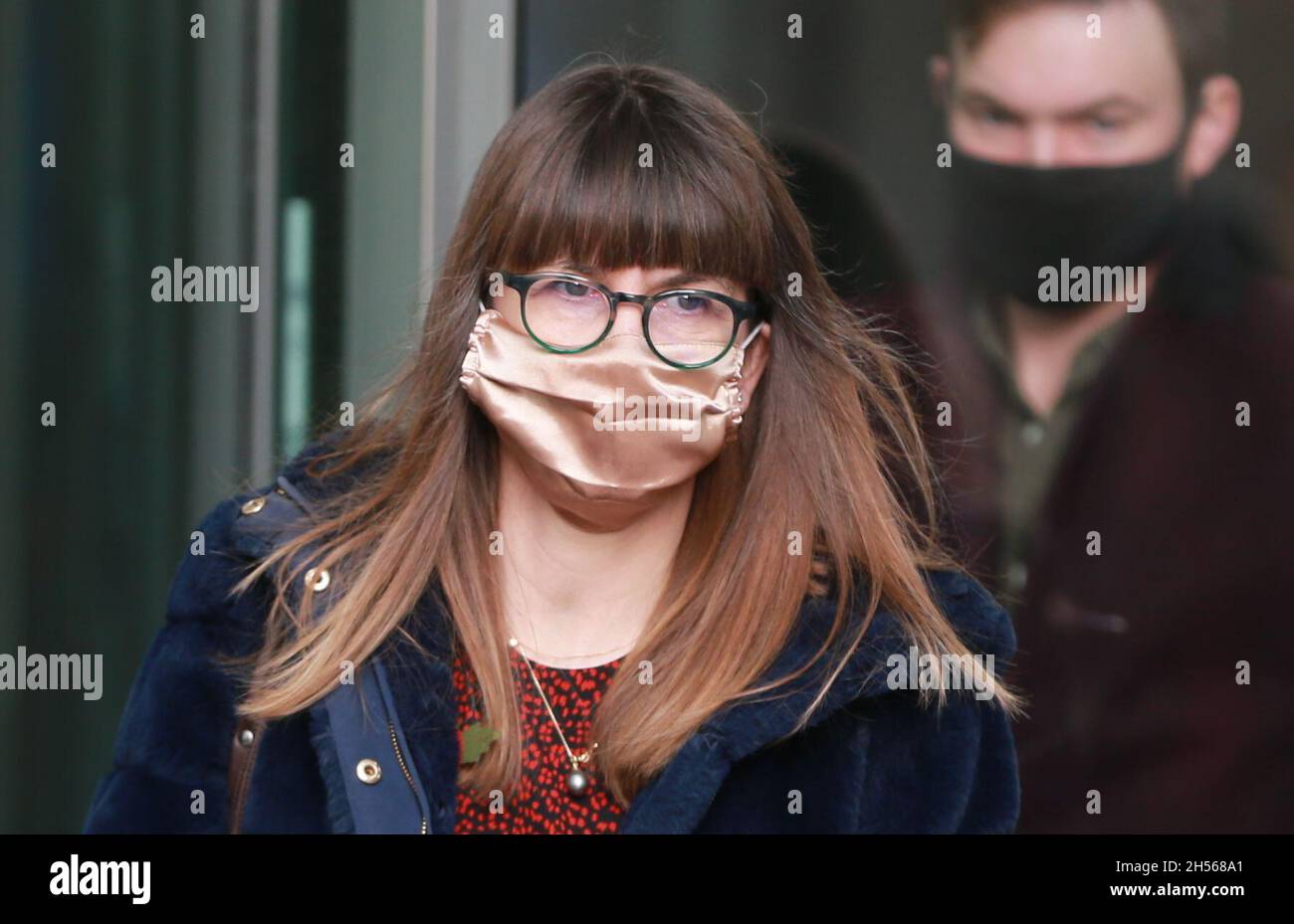 London, England, Großbritannien. November 2021. Chief Medical Advisor Transition Lead Dr. SUSAN HOPKINS wird gesehen, wie sie das BBC Broadcasting House verlässt, nachdem sie auf der Andrew Marr Show auftrat. (Bild: © Tayfun Salci/ZUMA Press Wire) Stockfoto