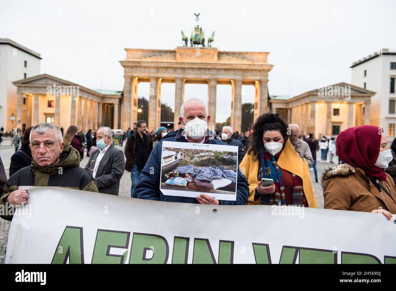 Protest zur Lage in Afrin Syrien am Brandenburger Tor in Berlin, Deutschland, am 6. November 2021 (Foto: Jakub Podkowiak/PRESSCOV/Sipa USA) Stockfoto