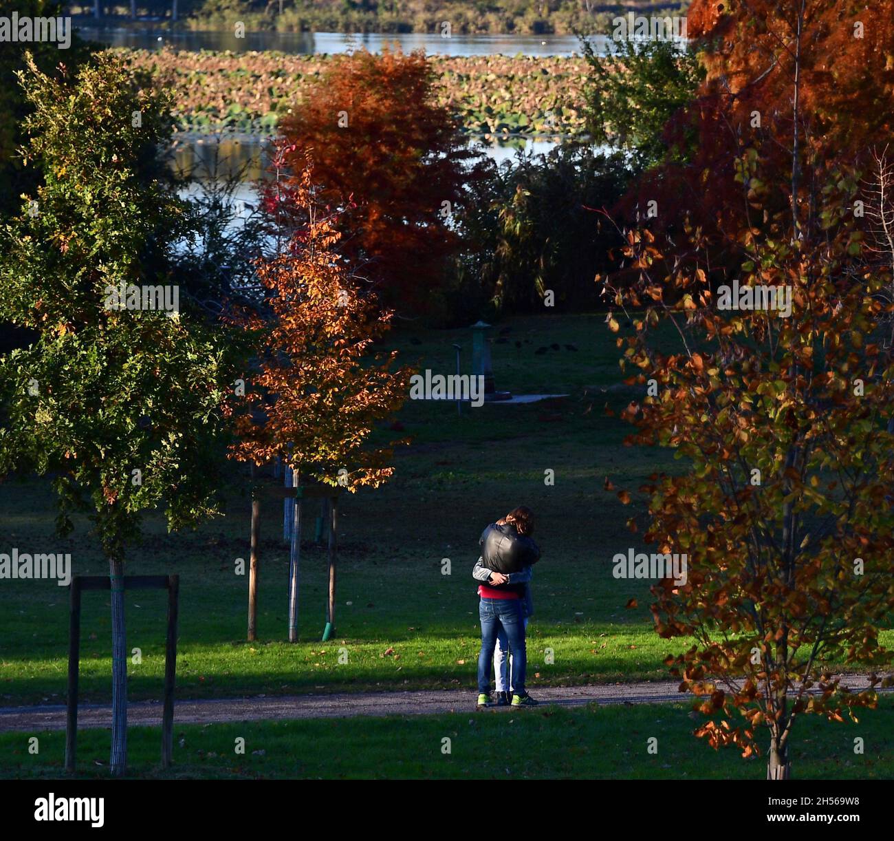 (211107) -- MANTOVA, 7. November 2021 (Xinhua) -- Ein Paar umarmt sich in einem Park in Mantova, Region Lombardei, Italien, 6. November 2021. (Foto von Alberto Lingria/Xinhua) Stockfoto