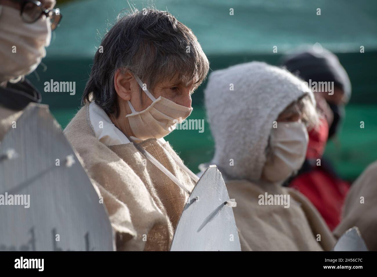 Extinction Rebellion Eco Büßer stille Protest im Zentrum von Swansea seinen Nachmittag als Teil eines globalen Tages der Klimakrisenaktion. Stockfoto