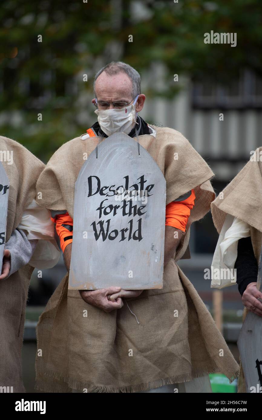 Extinction Rebellion Eco Büßer stille Protest im Zentrum von Swansea seinen Nachmittag als Teil eines globalen Tages der Klimakrisenaktion. Stockfoto