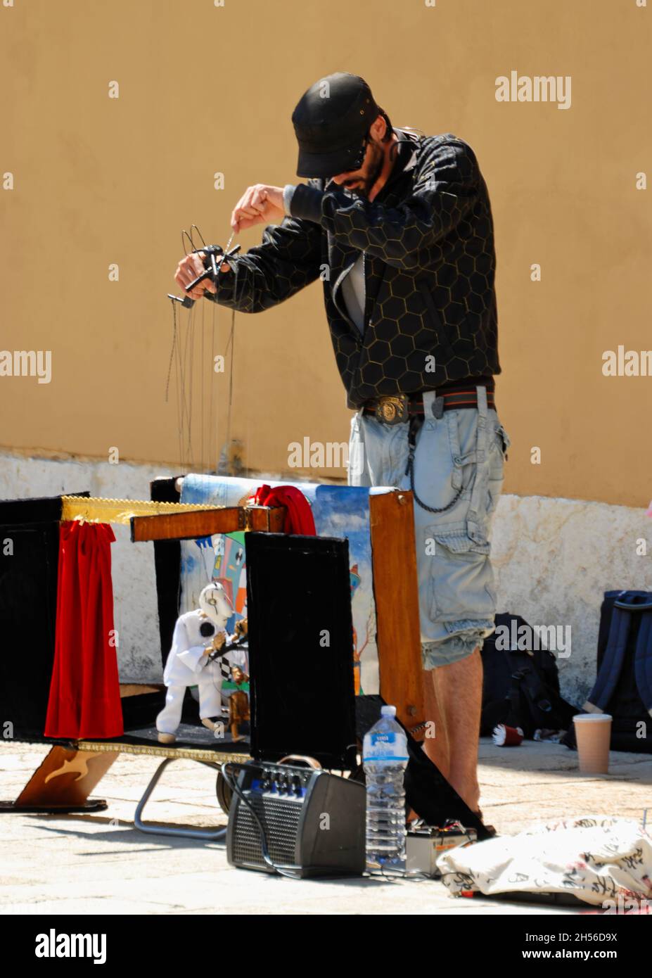 Ein Puppenspieler mit seinem kleinen Theater auf einem Platz in Venedig, Italien Stockfoto