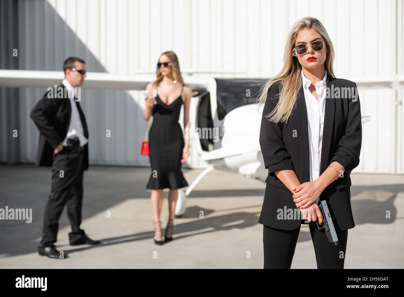 Prominenter Bodyguard und VIP-Person Sicherheit schließen Schutzdienste. Professioneller Polizeiagent, Spezialeinheiten mit Sonnenbrille in zivilem schwarzen Anzug Stockfoto