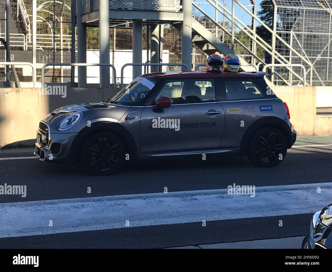 BMW M Power Tour: Mini Cooper, grau mit zwei Helmen auf dem Dach, bei Autodromo José Carlos Pace oder Autodromo de Interlagos. São Paulo , Brasilien. Stockfoto