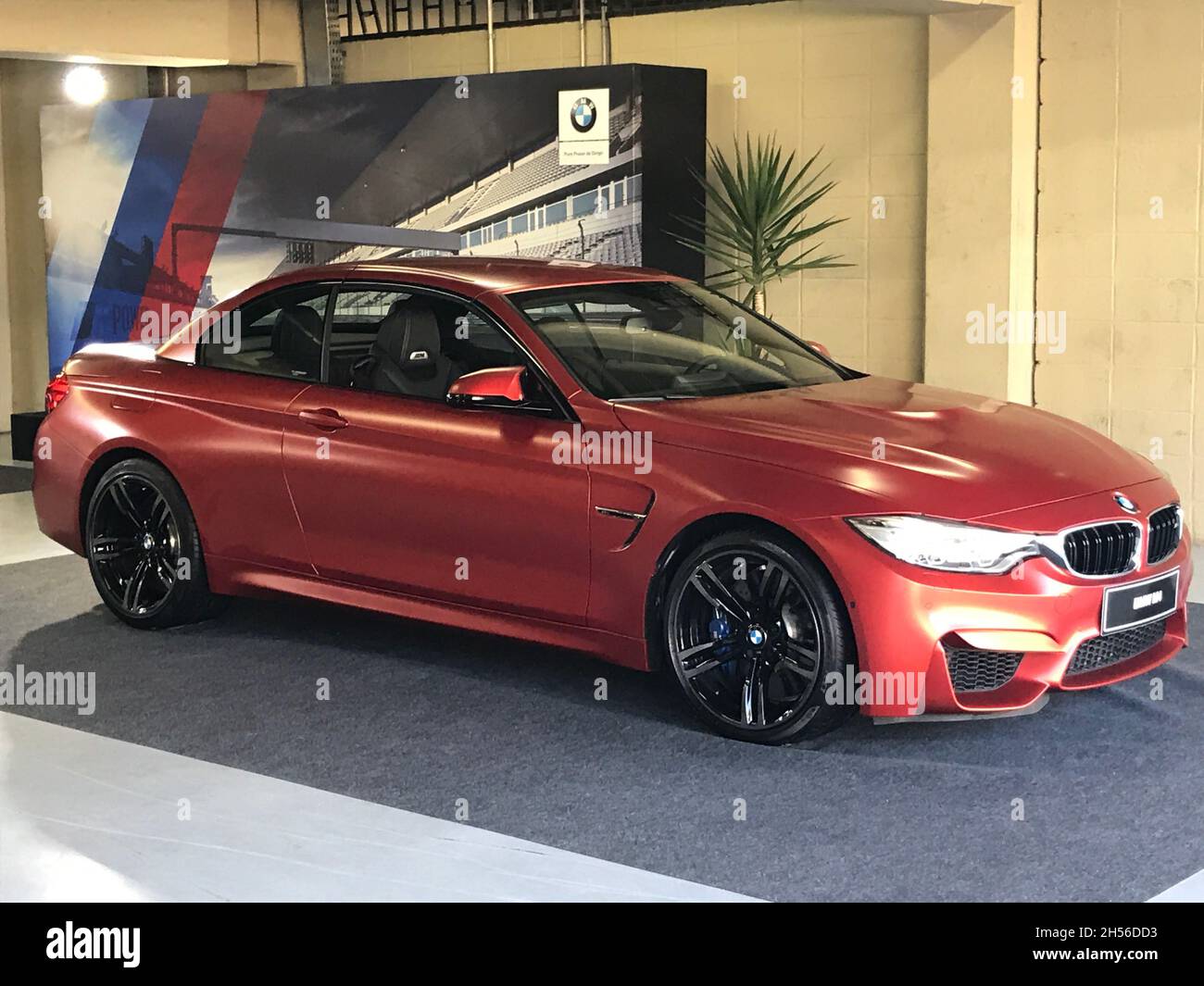 BMW M4 (F83) : Seitenansicht, Cabriolet, orange, Generation 1st. Produziert  von 2014 bis 2020, im Autodromo de Interlagos - José Carlos Pace  Stockfotografie - Alamy