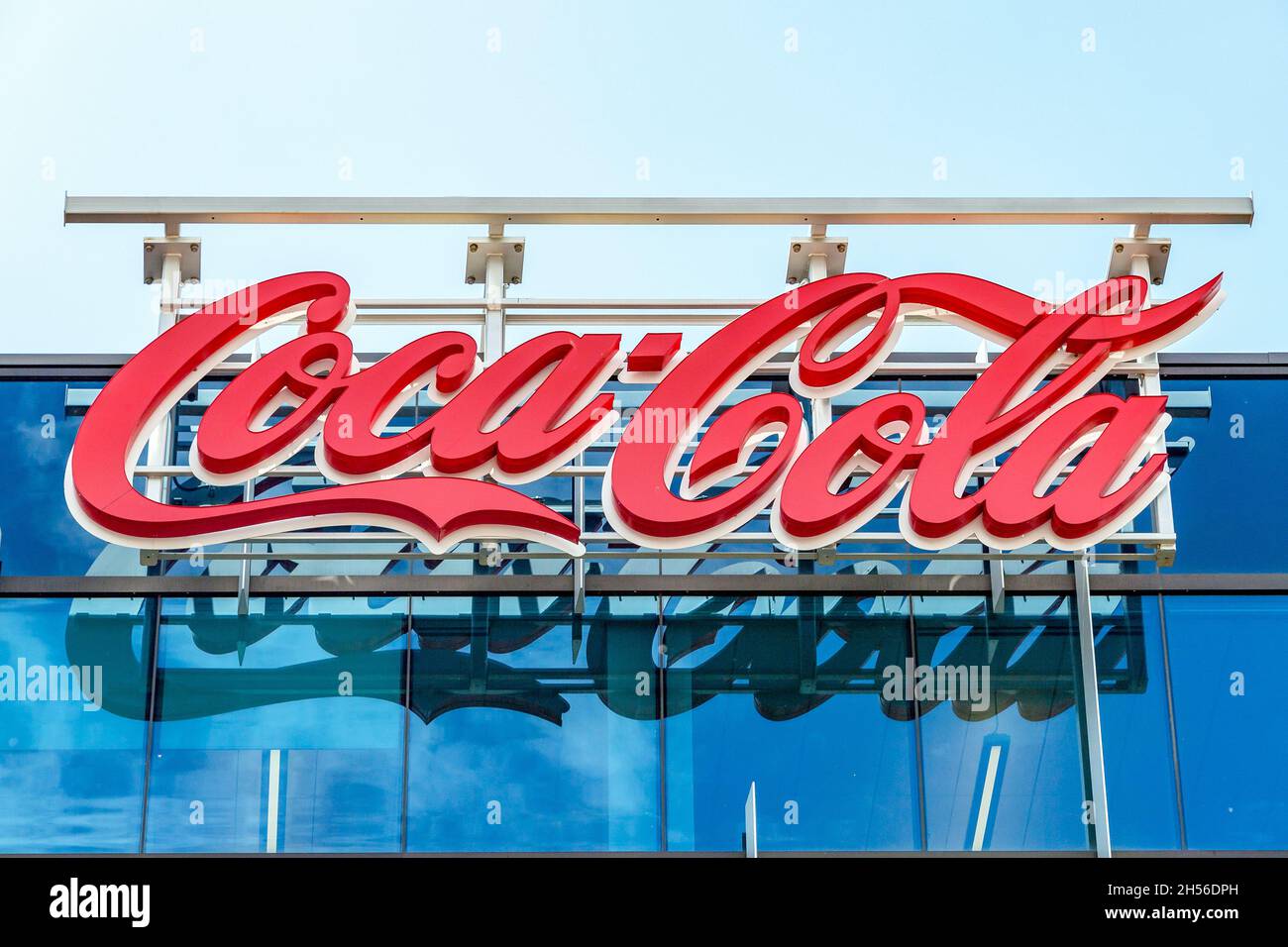 Logo oder Gesang der Coca-Cola Company auf einem Gebäude in Toronto, Kanada. November 6, 2021 Stockfoto