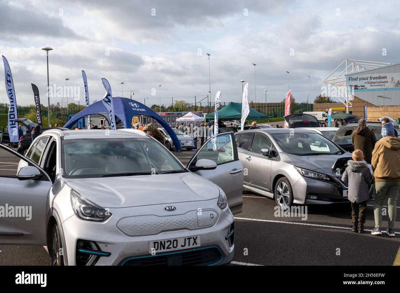 Aussteller des Shropshire Goes Electric Day im Shrewsbury Town Football Club, Montgomery Waters Meadow. Stockfoto