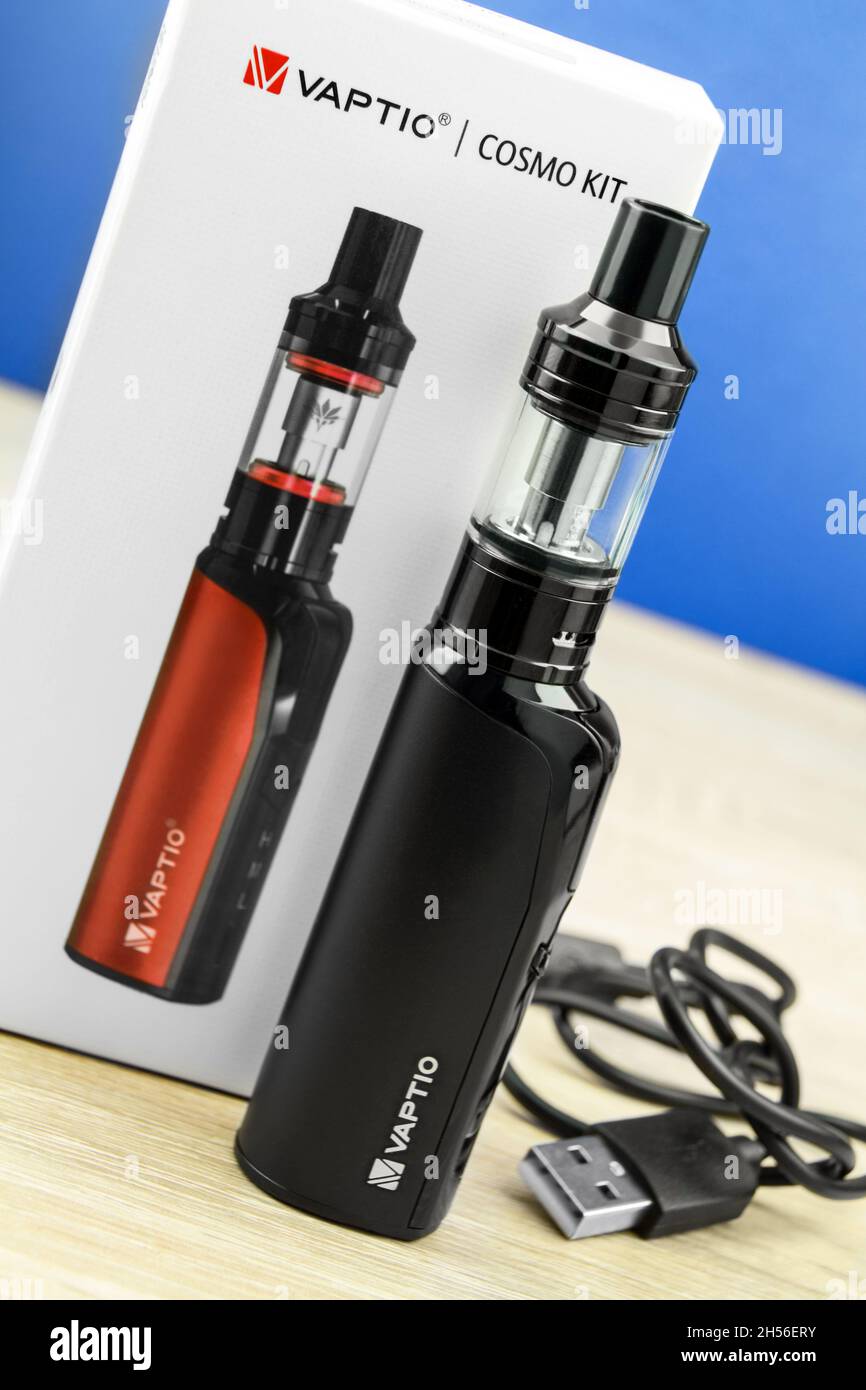 Hamburg, Deutschland - Oktober 31 2021: E-Zigarette Vaptio Cosomo Kit mit Verpackung Stockfoto