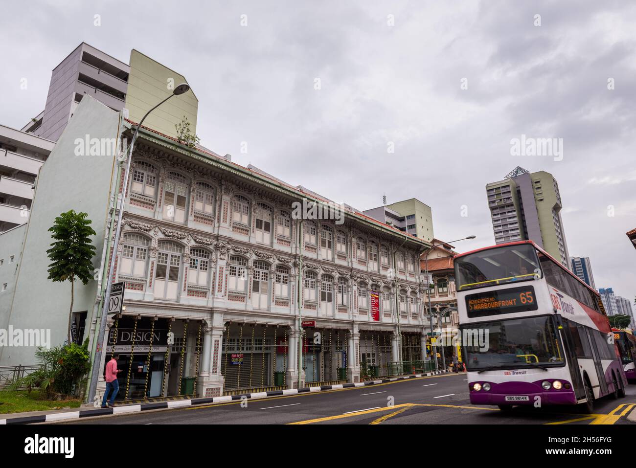 Singapur, 29. Dezember 2015: Öffentlicher Bus fährt an einem historischen Ladenlokal entlang der Straße in Jalan Besar vorbei. Stockfoto