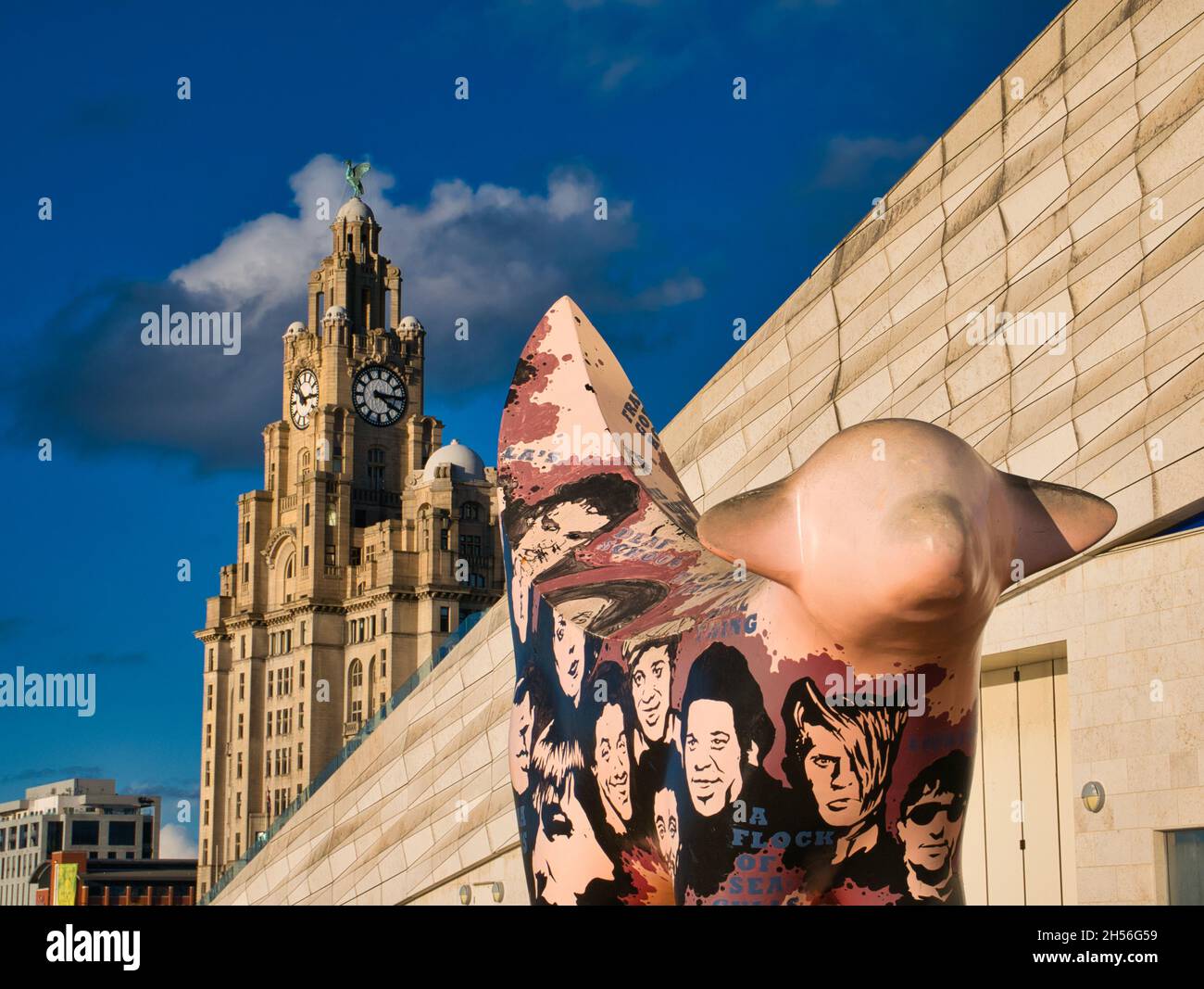 Eine SuperLambBanana-Statue vor dem Museum of Liverpool am Ufer des Flusses Mersey. Das Lebergebäude erscheint im Hintergrund Stockfoto