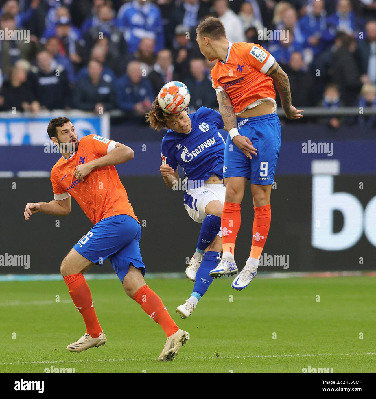 firo: 07.11.2021, Fuvuball, 2. Bundesliga, Saison 2021/2022, FC Schalke 04 - Darmstadt 98 ITAKURA gegen TIETZ Stockfoto