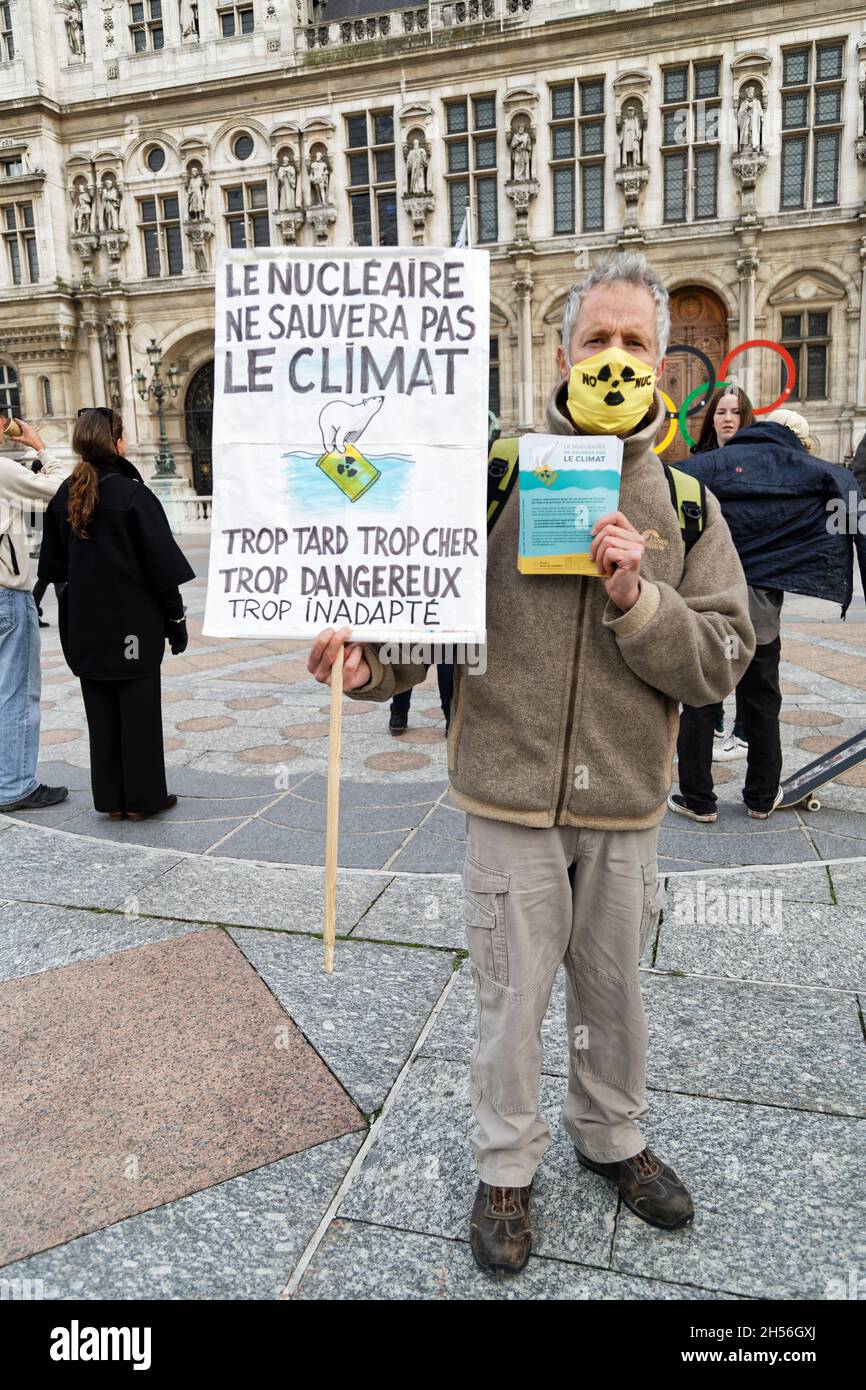 Paris, Frankreich. November 2021. Ein Mann trägt ein Schild mit der Aufschrift: "Die Atomkraft wird das Klima nicht retten, zu spät, zu teuer, zu gefährlich, zu ungeeignet". Stockfoto