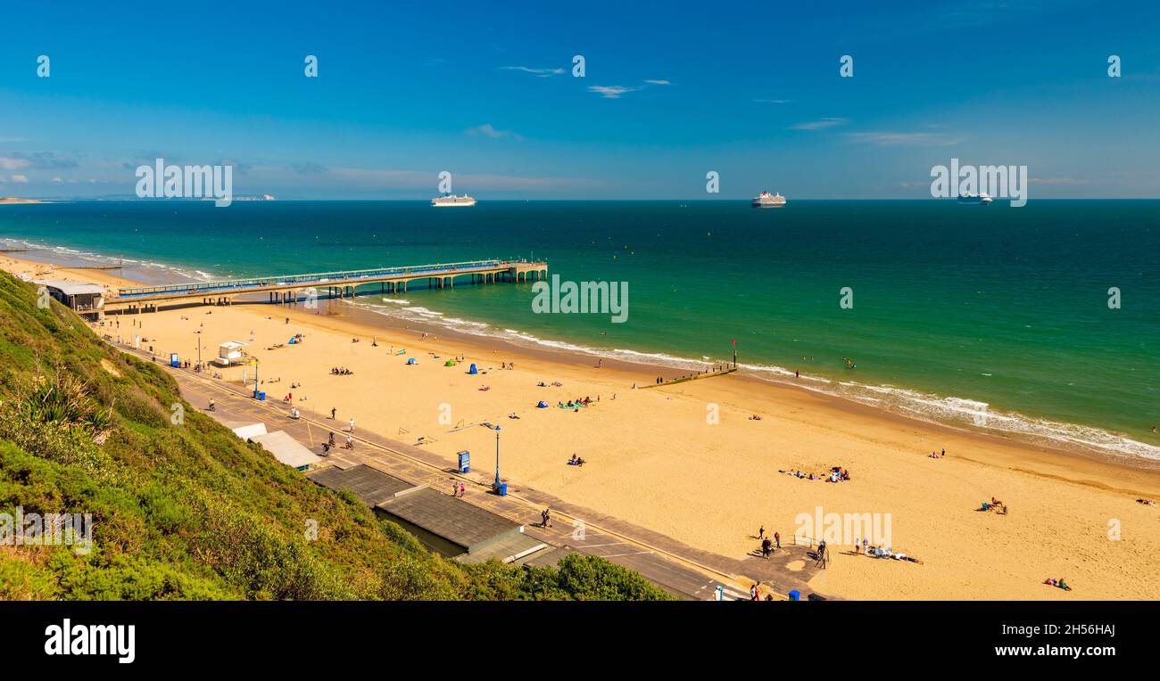 Während der Covid-Sperre vertäuten die Kreuzfahrtschiffe monatelang vor den Stränden und Piers von Bournemouth und Boscombe in der Poole Bay Stockfoto