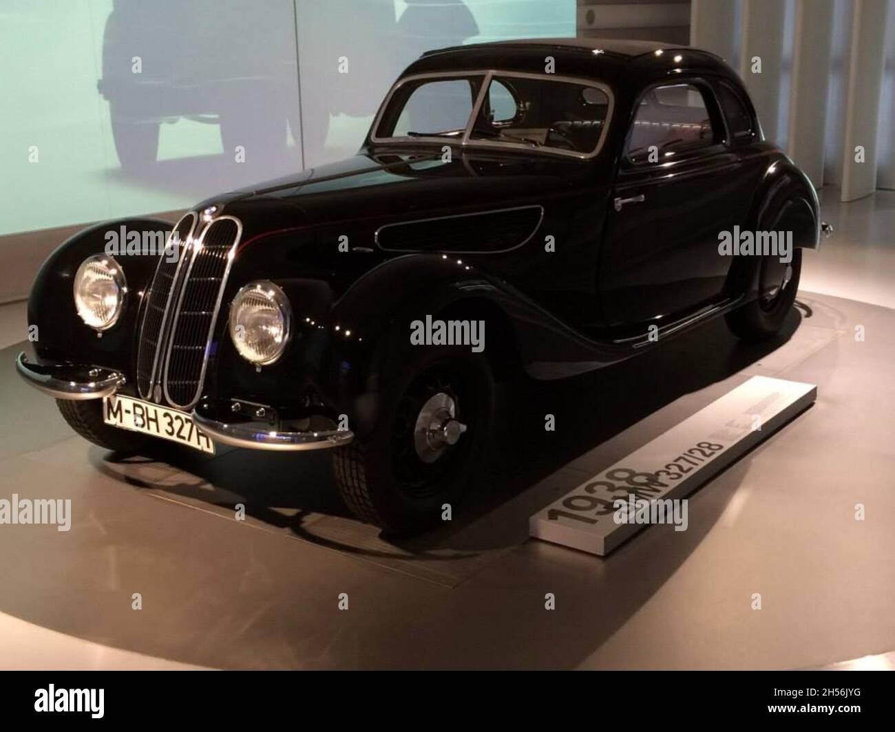 BMW 327/28: Vorder- und Seitenansicht, schwarz, Baujahr 1938, 2 Türen. BMW Museum: Welt - München - Deutschland. Stockfoto