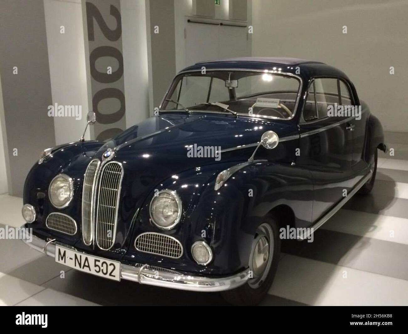 BMW 502: Vorderansicht, blau, Baujahr 1954, 2 Türen. Es wurde zwischen 1954 und 1958 hergestellt. BMW Museum: Welt - München - Deutschland. Stockfoto