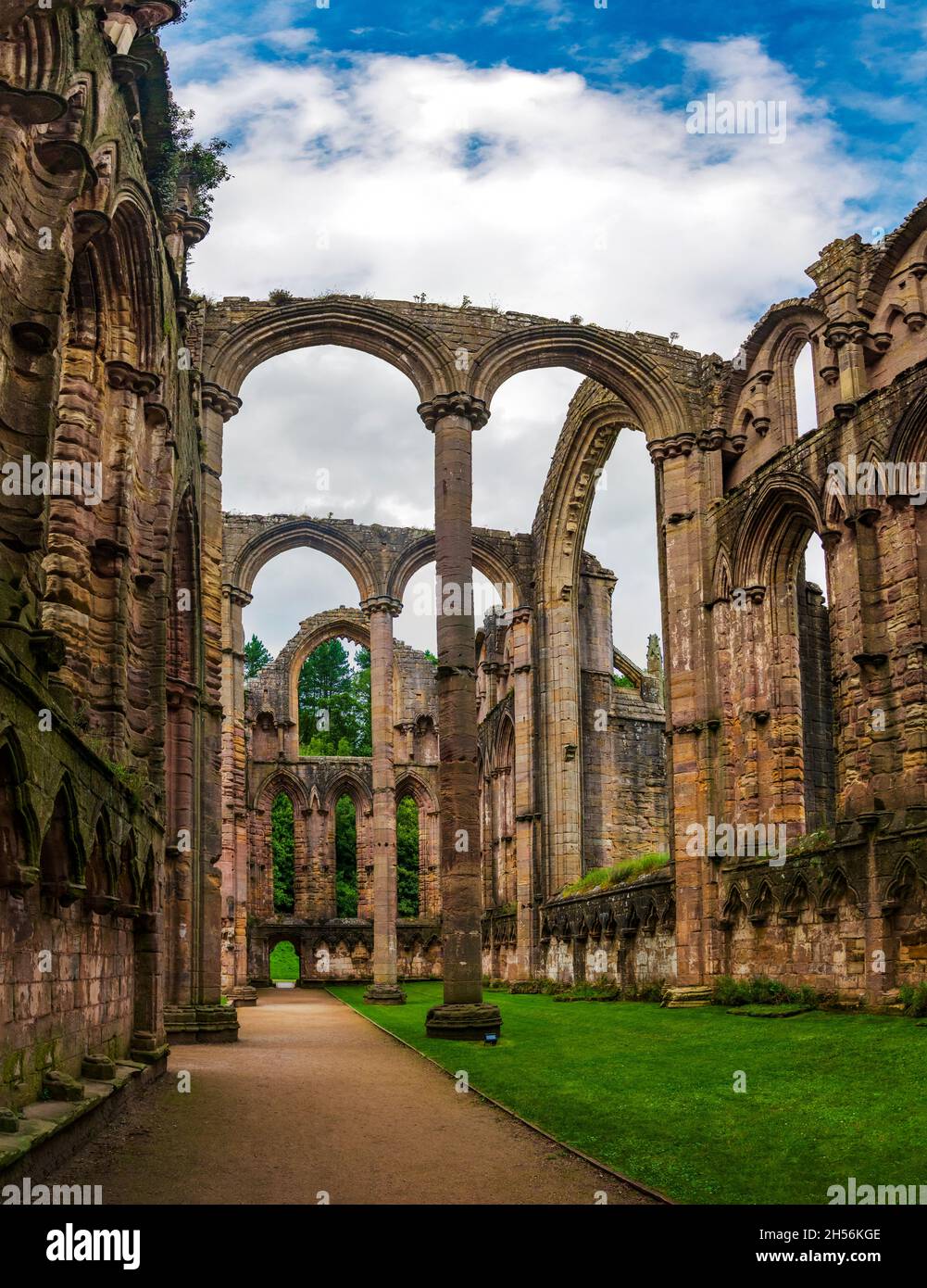 Die Ruinen der Fountains Abbey am Ufer des Flusses skell in North Yorkshire, England Stockfoto