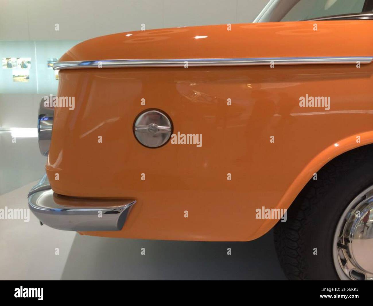 BMW 2002 TI, seitliche Nahaufnahme, Chrom-Details, orange. Die BMW 02 Serie ist eine Reihe von kompakten Executive Cars von BMW von 1966 bis 1977 produziert. Stockfoto