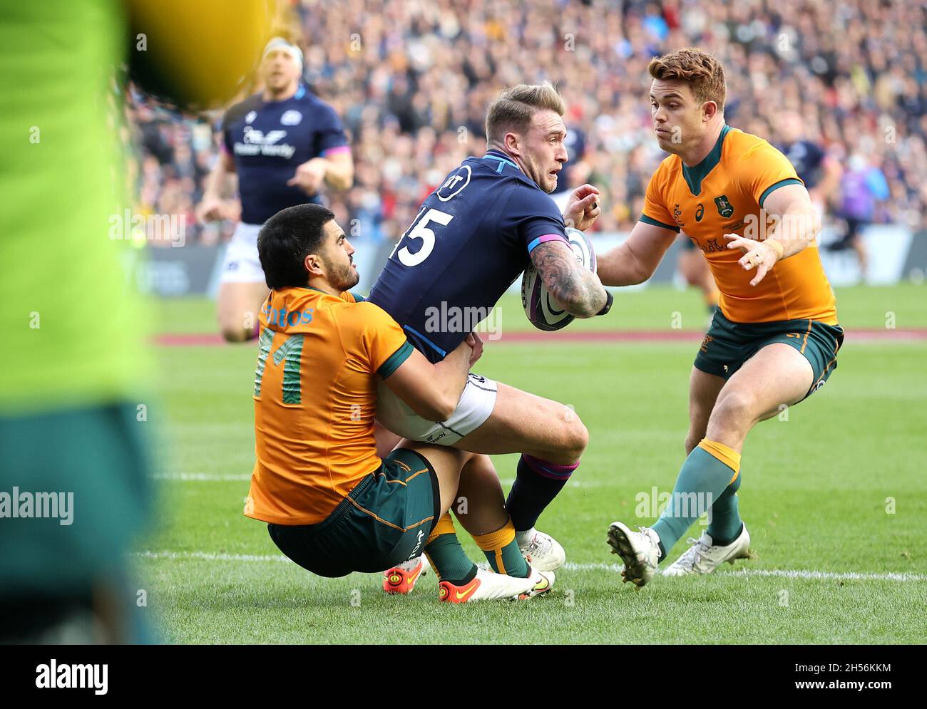 Der schottische Stuart Hogg (Mitte) wird vom australischen Tom Wright beim Spiel der Autumn Internationals im BT Murrayfield Stadium in Edinburgh niedergeschlagen. Bilddatum: Sonntag, 7. November 2021. Siehe PA Story RUGBYU Edinburgh. Der Bildnachweis sollte lauten: Steve Welsh/PA Wire. EINSCHRÄNKUNGEN: Die Nutzung unterliegt Einschränkungen. Nur redaktionelle Verwendung, keine kommerzielle Nutzung ohne vorherige Zustimmung des Rechteinhabers. Stockfoto