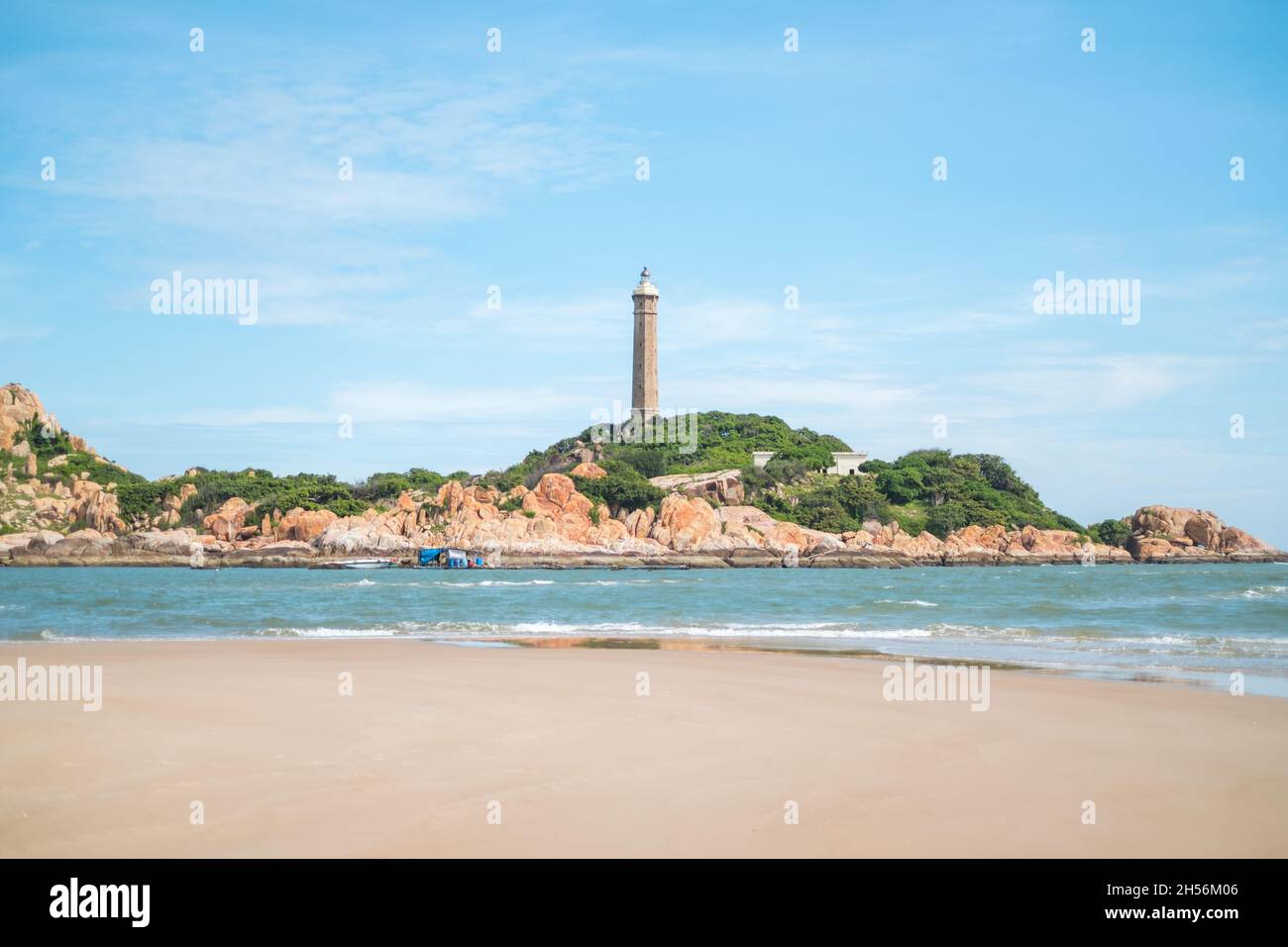 Landschaftlich schöner Blick auf den Leuchtturm an der schönen Küste mit großen Steinen. Die Schönheit der Natur. Erstaunliche Orte in der Welt. bucht mit kristallklarem Wasser Stockfoto