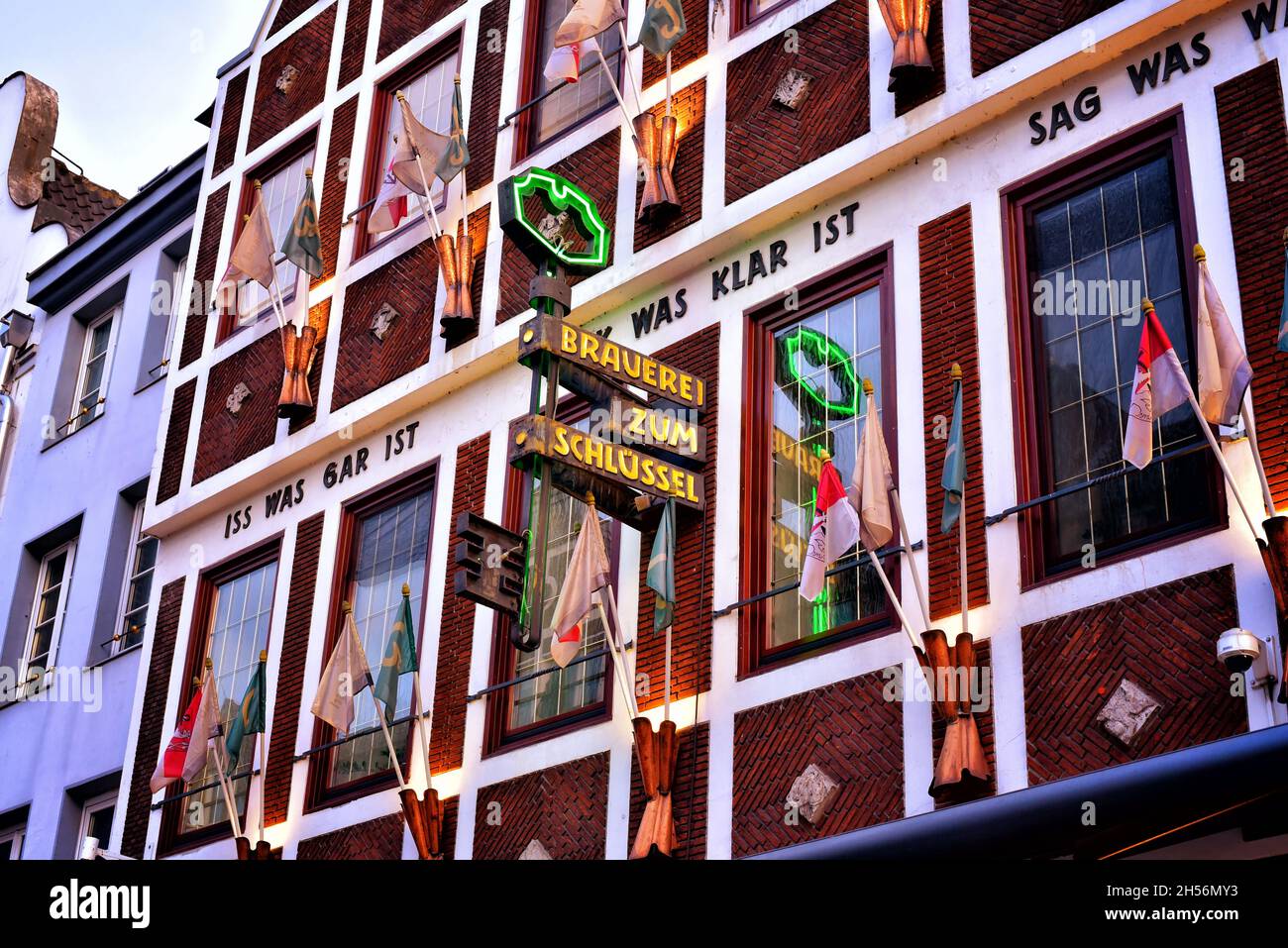 Die traditionsreiche Handwerksbrauerei "zum Schlüssel" in der Düsseldorfer Altstadt. Ihre Spezialität 'Schlüssel-Alt' wird frisch aus dem Fass serviert. Stockfoto